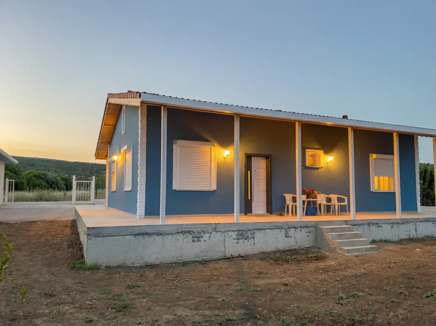 Köy evi mavi dış cephesinde otomatik panjur sistemi detay