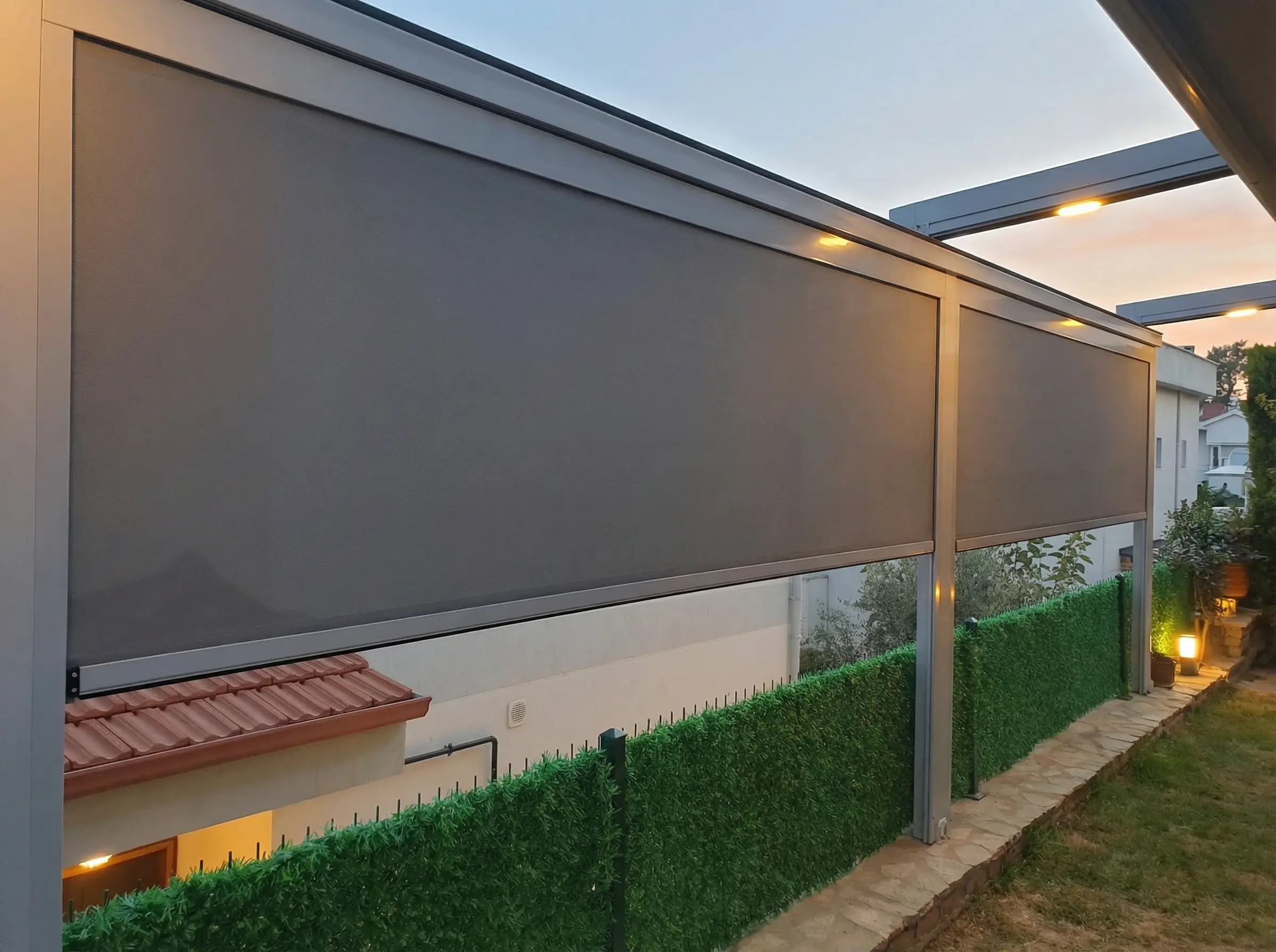 Bahçe pergola gri zip perde alüminyum çerçeve