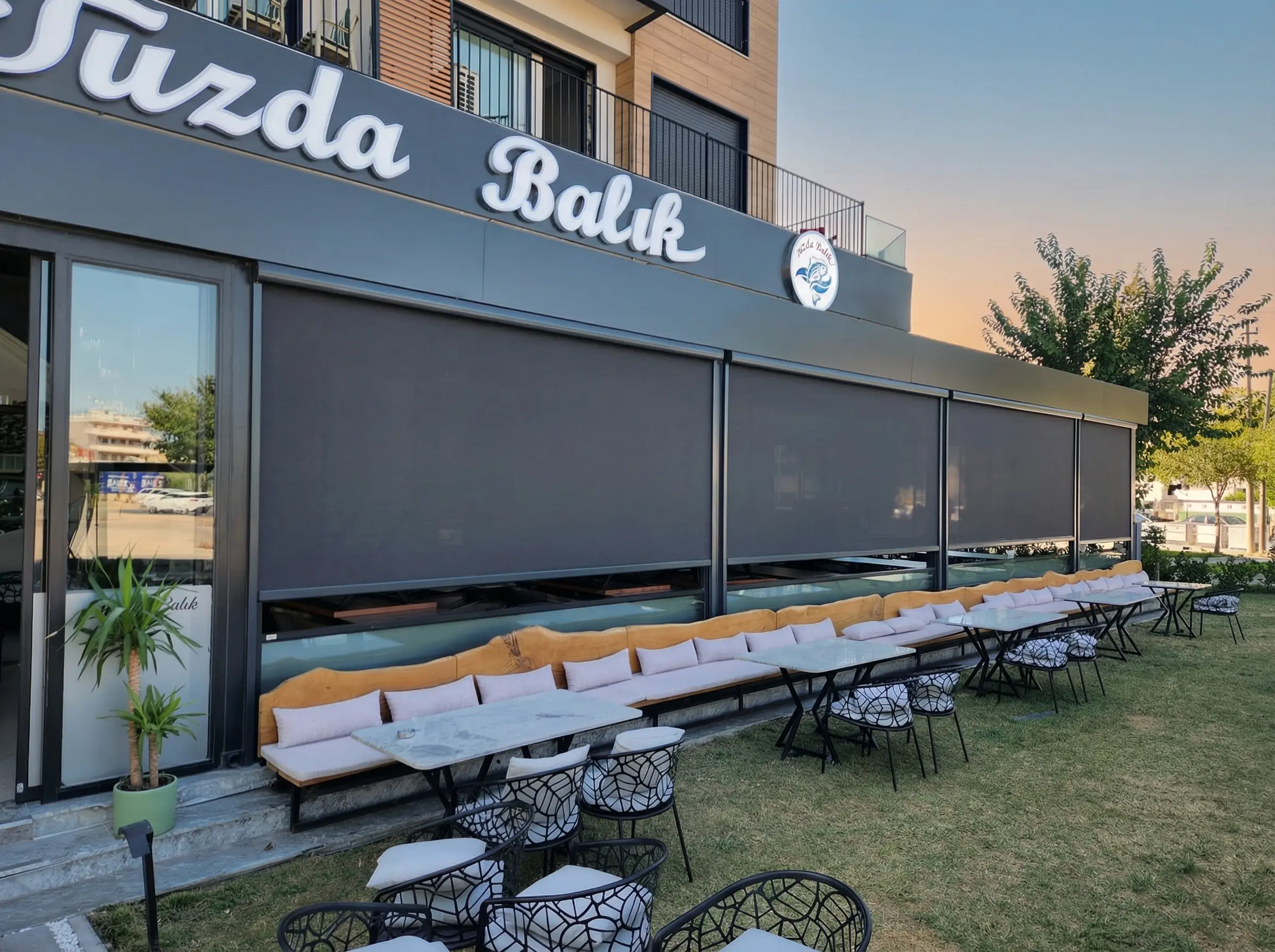Restoran cephe antrasit zip perde bahçe oturma alanı