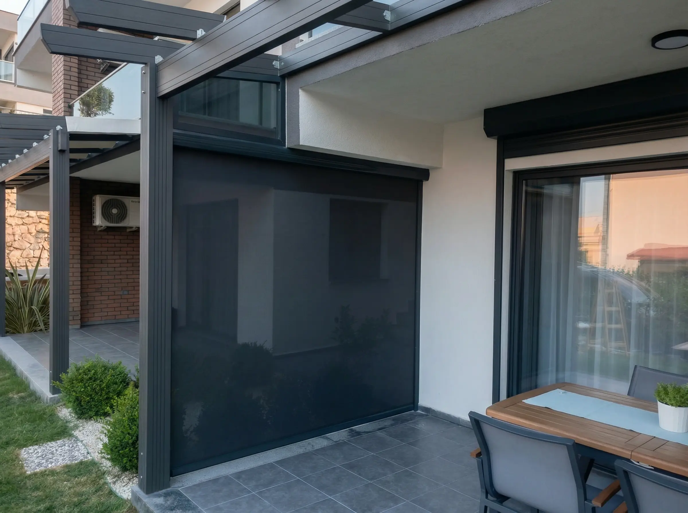 Teras pergola antrasit zip perde oturma alanı