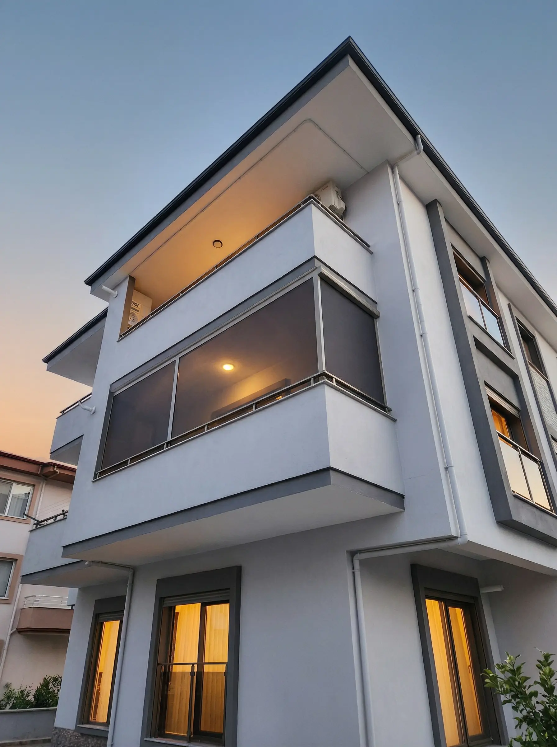 Balkon zip perde gölgelendirme uygulaması İzmir